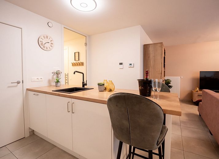 Stijlvolle woonkamer van Appartement Lovely La Maree in Blankenberge, Belgische kust, met comfortabele zithoek en moderne keuken.