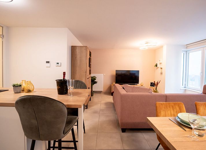 Stijlvolle woonkamer van Appartement Lovely La Maree in Blankenberge, Belgische kust, met comfortabele zithoek en moderne keuken.