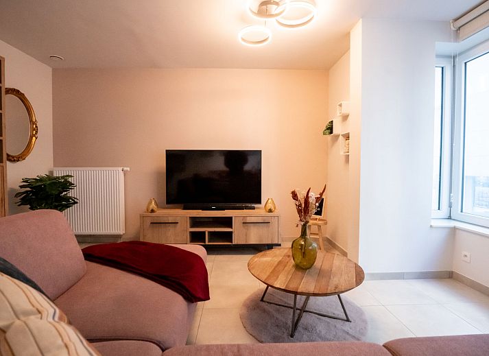 Sfeervolle slaapkamer in Appartement Lovely La Maree met zijzeezicht in Blankenberge, Belgische kust, ideaal voor een ontspannen verblijf.