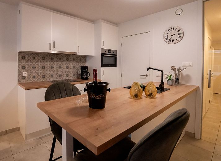 Sfeervolle slaapkamer in Appartement Lovely La Maree met zijzeezicht in Blankenberge, Belgische kust, ideaal voor een ontspannen verblijf.