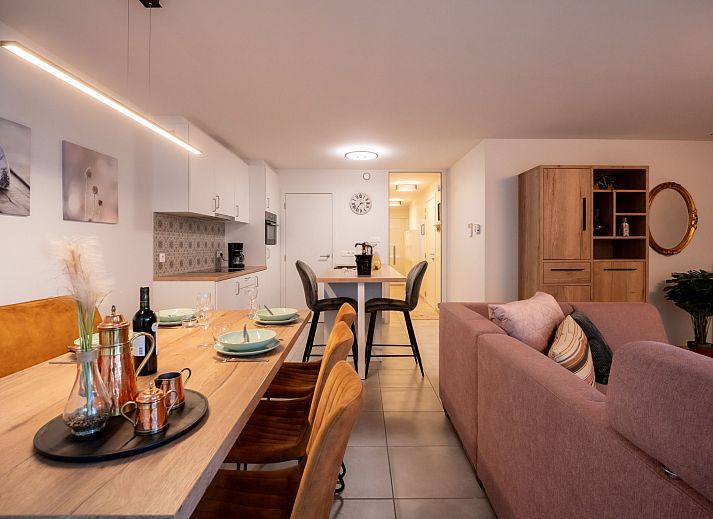 Sfeervolle slaapkamer in Appartement Lovely La Maree met zijzeezicht in Blankenberge, Belgische kust, ideaal voor een ontspannen verblijf.