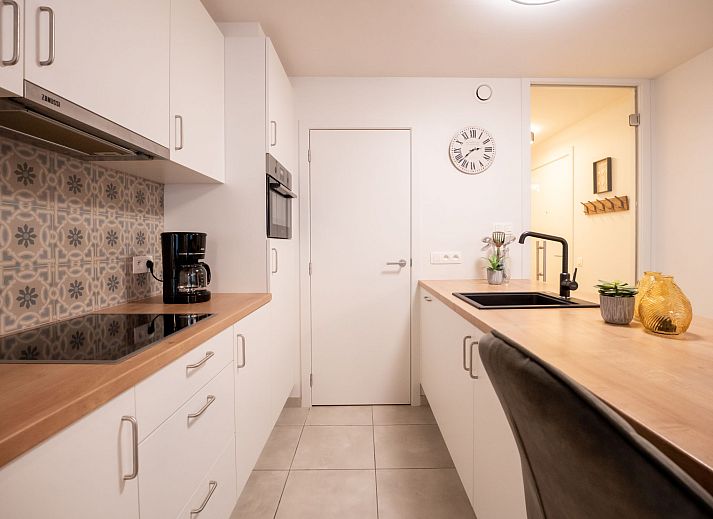 Sfeervolle slaapkamer in Appartement Lovely La Maree met zijzeezicht in Blankenberge, Belgische kust, ideaal voor een ontspannen verblijf.