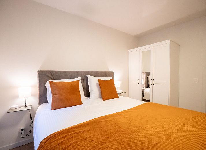 Moderne badkamer in Appartement Lovely La Maree met zeezicht in Blankenberge, Belgische kust. Stijlvolle douche en wastafel.