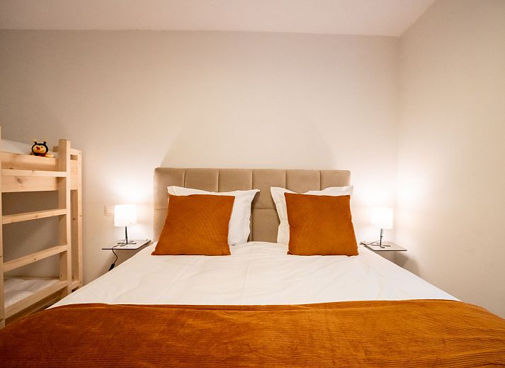 Moderne badkamer in Appartement Lovely La Maree met zeezicht in Blankenberge, Belgische kust. Stijlvolle douche en wastafel.