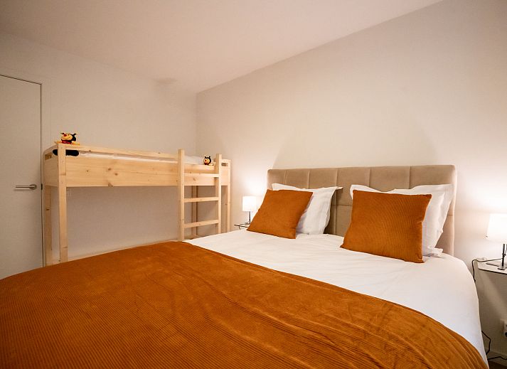 Moderne badkamer in Appartement Lovely La Maree met zeezicht in Blankenberge, Belgische kust. Stijlvolle douche en wastafel.