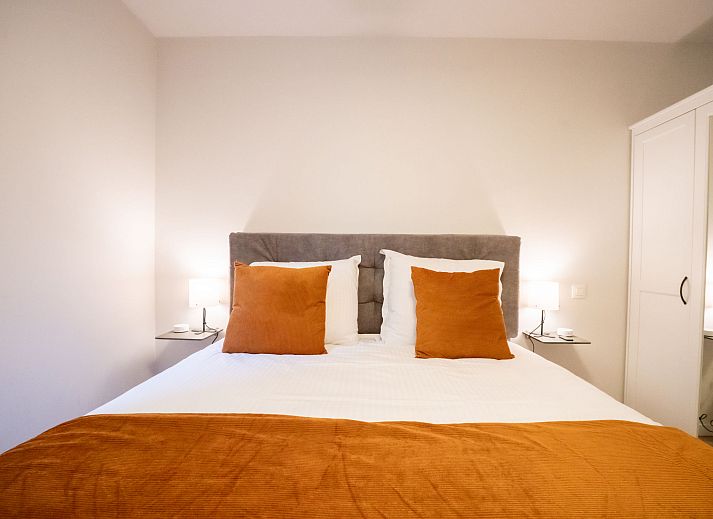 Moderne badkamer in Appartement Lovely La Maree met zeezicht in Blankenberge, Belgische kust. Stijlvolle douche en wastafel.