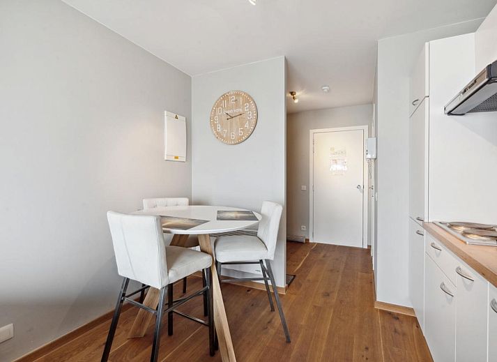 Gezellige woonkamer van Ocean Suites - 1004 in Blankenberge, Belgische kust, met uitzicht op zee vanaf het balkon van dit vakantieappartement.
