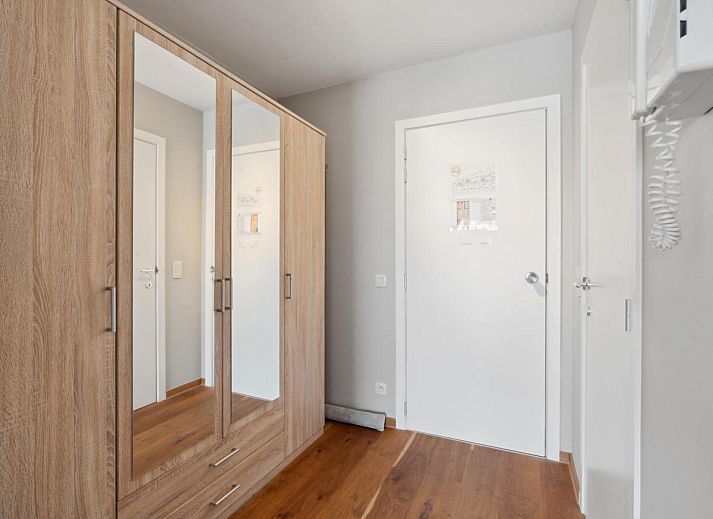 Gezellige woonkamer van Ocean Suites - 1004 in Blankenberge, Belgische kust, met uitzicht op zee vanaf het balkon van dit vakantieappartement.