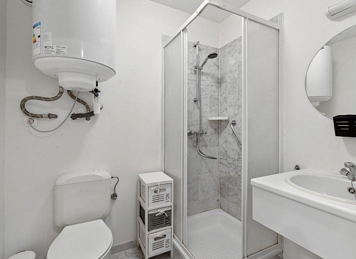 Lichte woonkamer van Ocean Suites - 1004 in Blankenberge, Belgische kust. Vakantiehuis met balkon en zeezicht voor een ontspannen verblijf.
