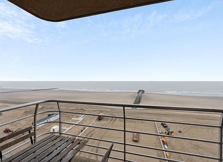 Lichte woonkamer van Ocean Suites - 1004 in Blankenberge, Belgische kust. Vakantiehuis met balkon en zeezicht voor een ontspannen verblijf.
