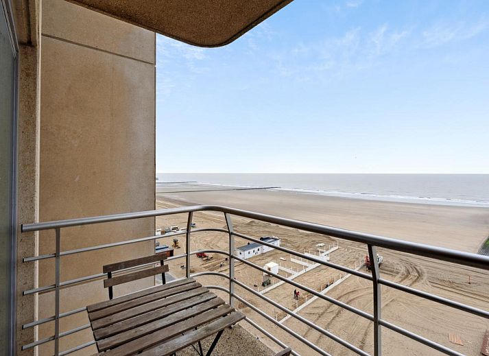 Lichte woonkamer van Ocean Suites - 1004 in Blankenberge, Belgische kust. Vakantiehuis met balkon en zeezicht voor een ontspannen verblijf.