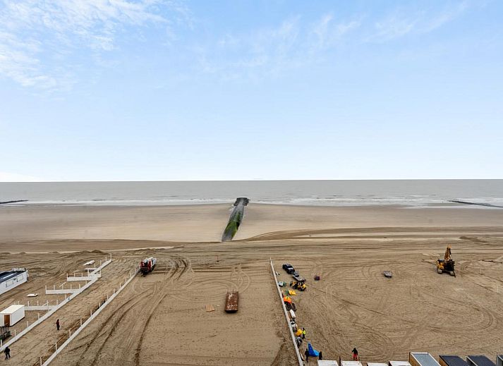 Lichte woonkamer van Ocean Suites - 1004 in Blankenberge, Belgische kust. Vakantiehuis met balkon en zeezicht voor een ontspannen verblijf.