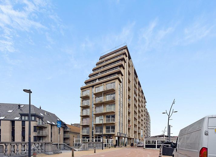 Lichte woonkamer van Ocean Suites - 1004 in Blankenberge, Belgische kust. Vakantiehuis met balkon en zeezicht voor een ontspannen verblijf.