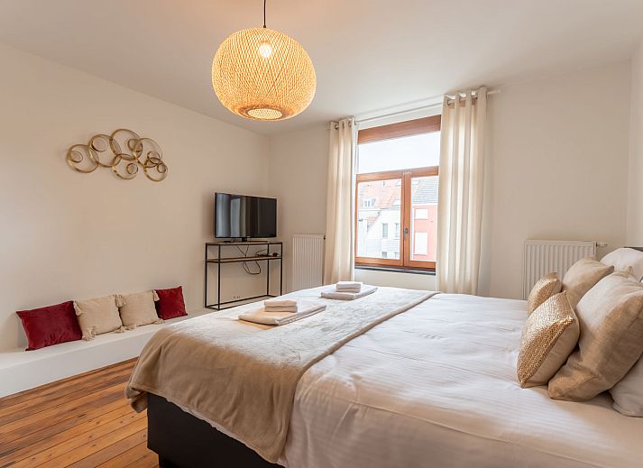 Ontdek de elegante eetkamer van Vakantiehuis Notre Refuge in Blankenberge, Belgische kust, een perfecte Belle Epoque escape.