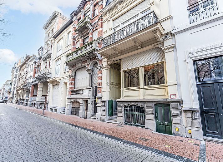 Sfeervolle slaapkamer in Vakantiehuis Notre Refuge, Blankenberge, Belgische kust. Geniet van luxe en comfort in dit elegante vakantieverblijf.