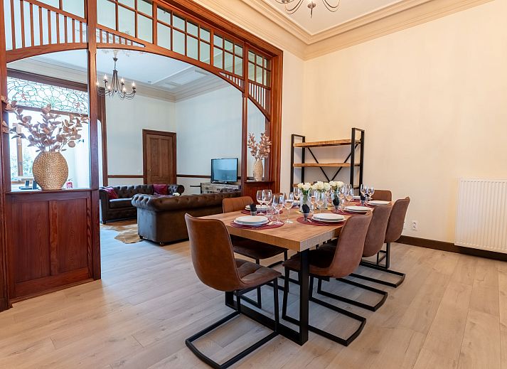 Sfeervolle slaapkamer in Vakantiehuis Notre Refuge, Blankenberge, Belgische kust. Geniet van luxe en comfort in dit elegante vakantieverblijf.