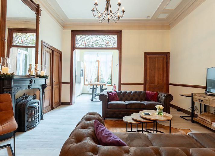 Sfeervolle slaapkamer in Vakantiehuis Notre Refuge, Blankenberge, Belgische kust. Geniet van luxe en comfort in dit elegante vakantieverblijf.