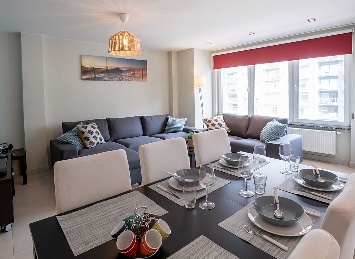 Ruime woonkamer en keuken in Appartement Andrei met parkeergelegenheid in Blankenberge, Belgische kust, perfect voor een ontspannen vakantie.