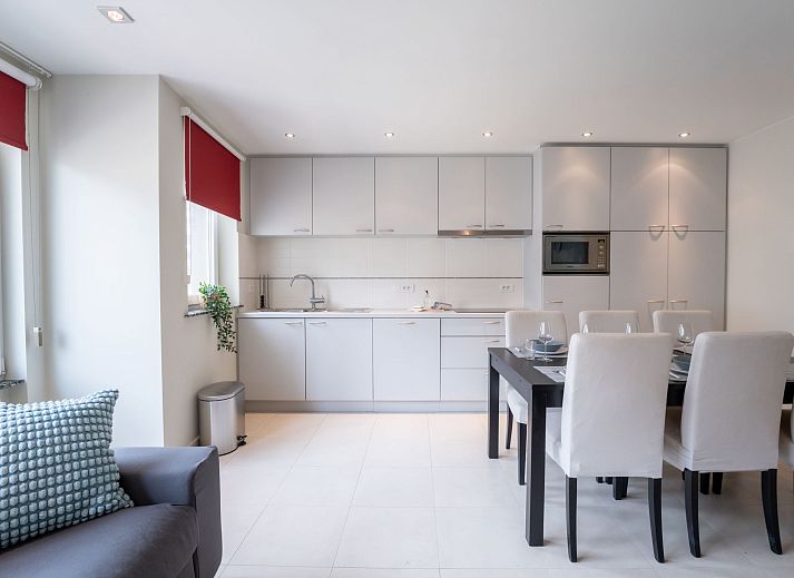 Ruime woonkamer en keuken in Appartement Andrei met parkeergelegenheid in Blankenberge, Belgische kust, perfect voor een ontspannen vakantie.