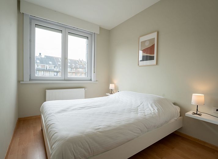 Ruime woonkamer en keuken in Appartement Andrei met parkeergelegenheid in Blankenberge, Belgische kust, perfect voor een ontspannen vakantie.
