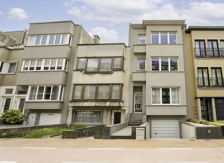 Gezellige woonkamer en eetruimte in Appartement Andrei met parkeergelegenheid, Blankenberge, Belgische kust, ideaal voor een ontspannen verblijf.