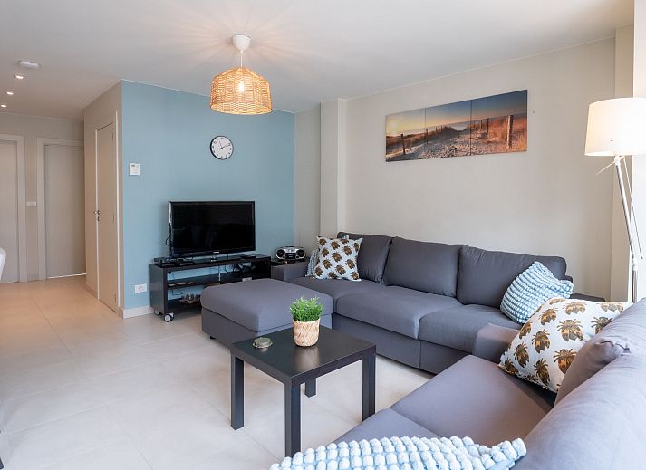Gezellige woonkamer en eetruimte in Appartement Andrei met parkeergelegenheid, Blankenberge, Belgische kust, ideaal voor een ontspannen verblijf.