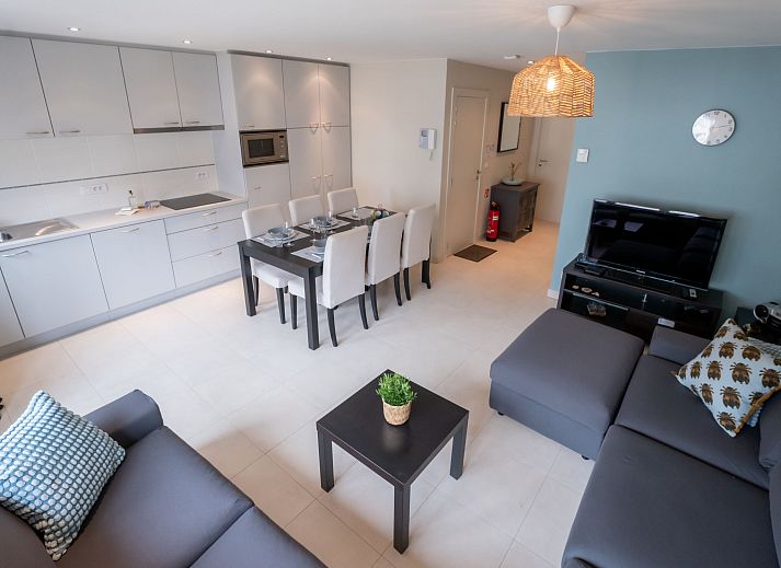 Gezellige woonkamer en eetruimte in Appartement Andrei met parkeergelegenheid, Blankenberge, Belgische kust, ideaal voor een ontspannen verblijf.