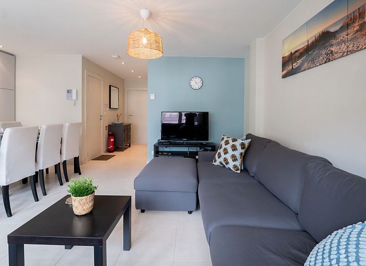 Gezellige woonkamer en eetruimte in Appartement Andrei met parkeergelegenheid, Blankenberge, Belgische kust, ideaal voor een ontspannen verblijf.
