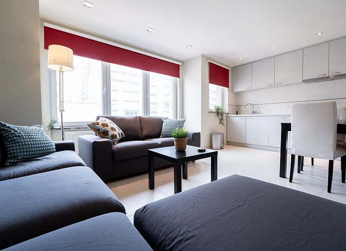 Gezellige woonkamer en eetruimte in Appartement Andrei met parkeergelegenheid, Blankenberge, Belgische kust, ideaal voor een ontspannen verblijf.