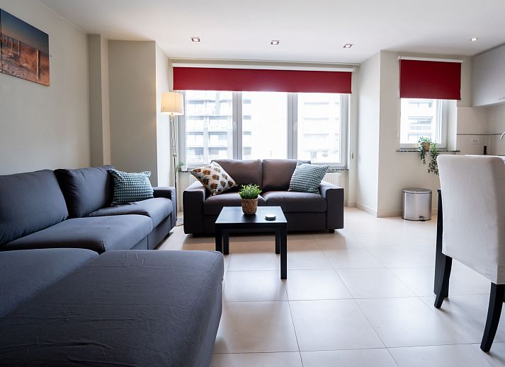 Moderne badkamer in Appartement Andrei met douche en wastafel, gelegen aan de Belgische kust in Blankenberge.