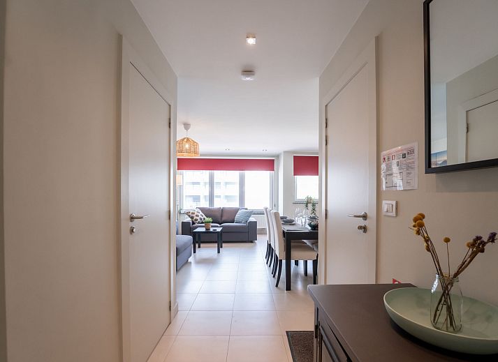 Moderne badkamer in Appartement Andrei met douche en wastafel, gelegen aan de Belgische kust in Blankenberge.