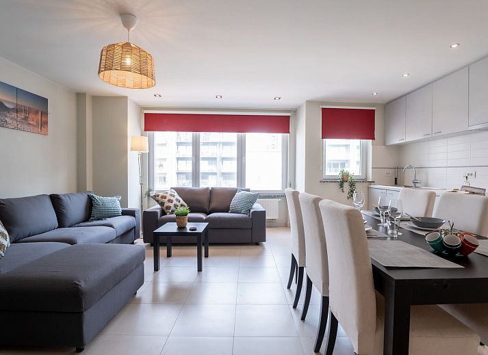 Moderne badkamer in Appartement Andrei met douche en wastafel, gelegen aan de Belgische kust in Blankenberge.