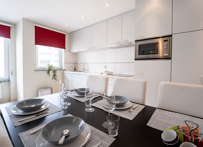 Sfeervolle slaapkamer in Appartement Andrei met parkeergelegenheid in Blankenberge aan de Belgische kust, ideaal voor een ontspannen verblijf.