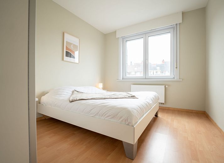 Sfeervolle slaapkamer in Appartement Andrei met parkeergelegenheid in Blankenberge aan de Belgische kust, ideaal voor een ontspannen verblijf.