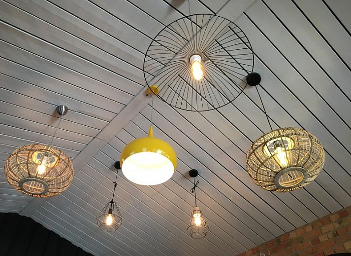 Gemuetliches Wohnzimmer mit Sofas im Ferienhaus Domein Rietvelde, Oostduinkerke.