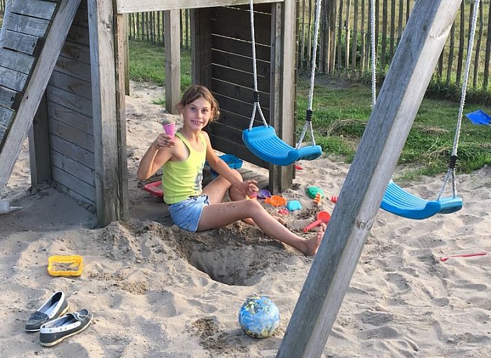 Essecke mit Aussicht im Ferienhaus Domaene Rietvelde, Oostduinkerke, Belgien.
