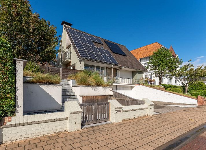 Geniet van het zonnige terras bij La Ciotat, een vakantiehuis in Koksijde aan de Belgische kust, met comfortabele zitplaatsen.