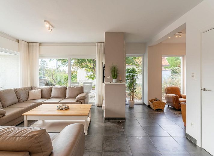 Geniet van het zonnige terras bij La Ciotat, een vakantiehuis in Koksijde aan de Belgische kust, met comfortabele zitplaatsen.