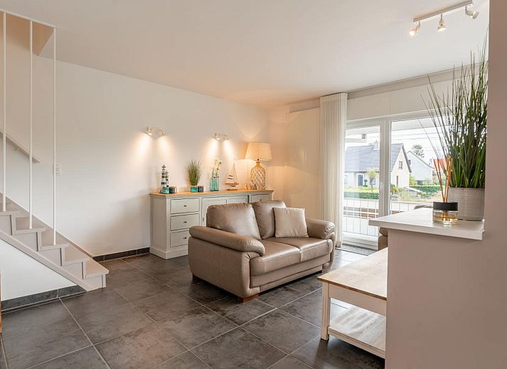 La Ciotat, een vakantieverblijf in Koksijde aan de Belgische kust, biedt een charmant exterieur met zonnepanelen en groene omgeving.