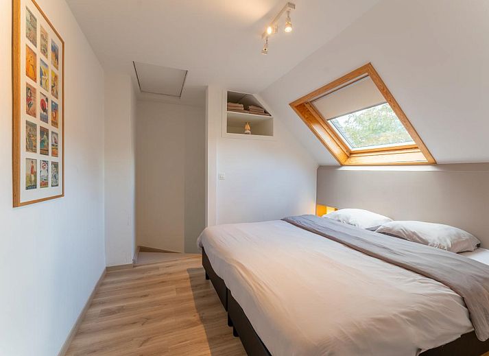 Moderne keuken van La Ciotat in Koksijde, Belgische kust, met een ruim kookeiland en uitzicht op het uitnodigende terras.