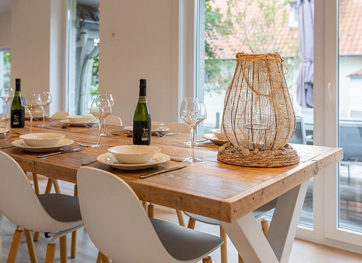 Gezellige woonkamer van La Ciotat, een vakantiehuis in Koksijde aan de Belgische kust, met comfortabele banken en een serene sfeer.
