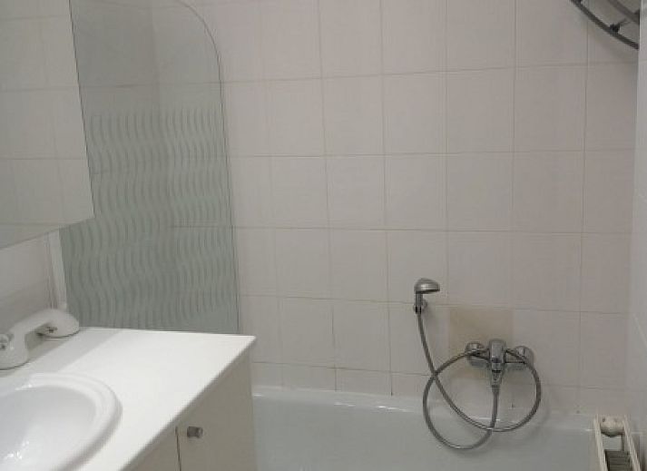 Gezellige woonkamer in Symfonie - Residentie appartement, Koksijde, met comfortabele banken en uitzicht op het terras.