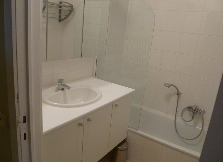 Gezellige woonkamer in Symfonie - Residentie appartement, Koksijde, met comfortabele banken en uitzicht op het terras.