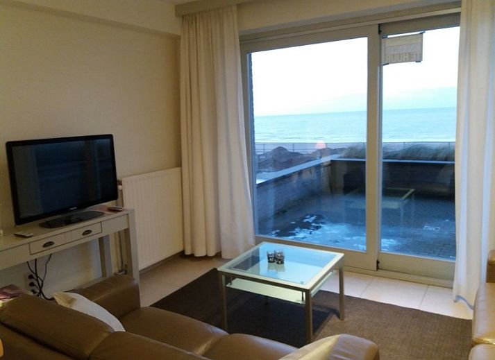 Stijlvolle slaapkamer in Symfonie - Residentie, Koksijde, met sfeervolle verlichting en kunst aan de muur.