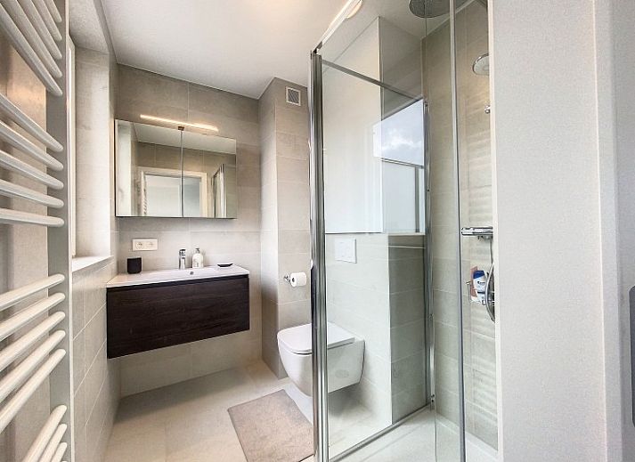 Moderne eetkamer in Penthouse 'Kinkhoorn', Koksijde aan de Belgische kust, met stijlvol interieur en veel natuurlijk licht.