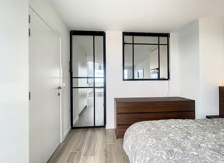 Moderne keuken in Penthouse 'Kinkhoorn', een stijlvol appartement aan de Belgische kust in Koksijde, ideaal voor een ontspannen verblijf.