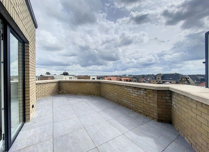 Moderne keuken in Penthouse 'Kinkhoorn', een stijlvol appartement aan de Belgische kust in Koksijde, ideaal voor een ontspannen verblijf.