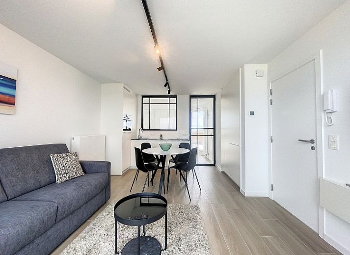 Moderne keuken in Penthouse 'Kinkhoorn', een stijlvol appartement aan de Belgische kust in Koksijde, ideaal voor een ontspannen verblijf.