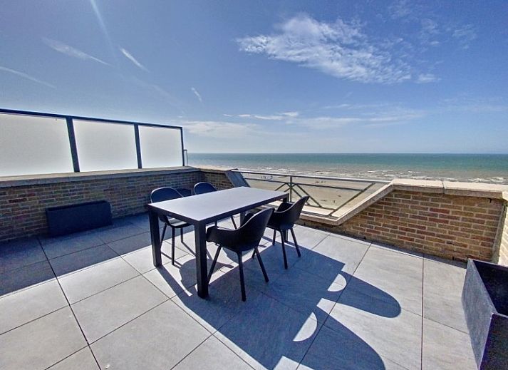 Moderne keuken in Penthouse 'Kinkhoorn', een stijlvol appartement aan de Belgische kust in Koksijde, ideaal voor een ontspannen verblijf.