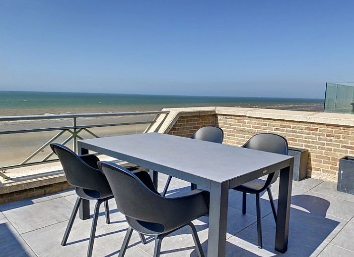 Moderne keuken in Penthouse 'Kinkhoorn', een stijlvol appartement aan de Belgische kust in Koksijde, ideaal voor een ontspannen verblijf.